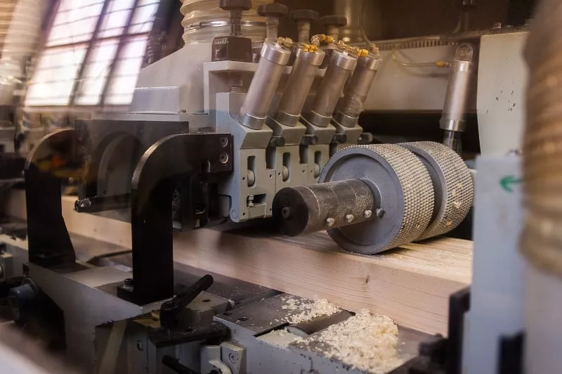 Строгание древесины на 4-х стороннем станком