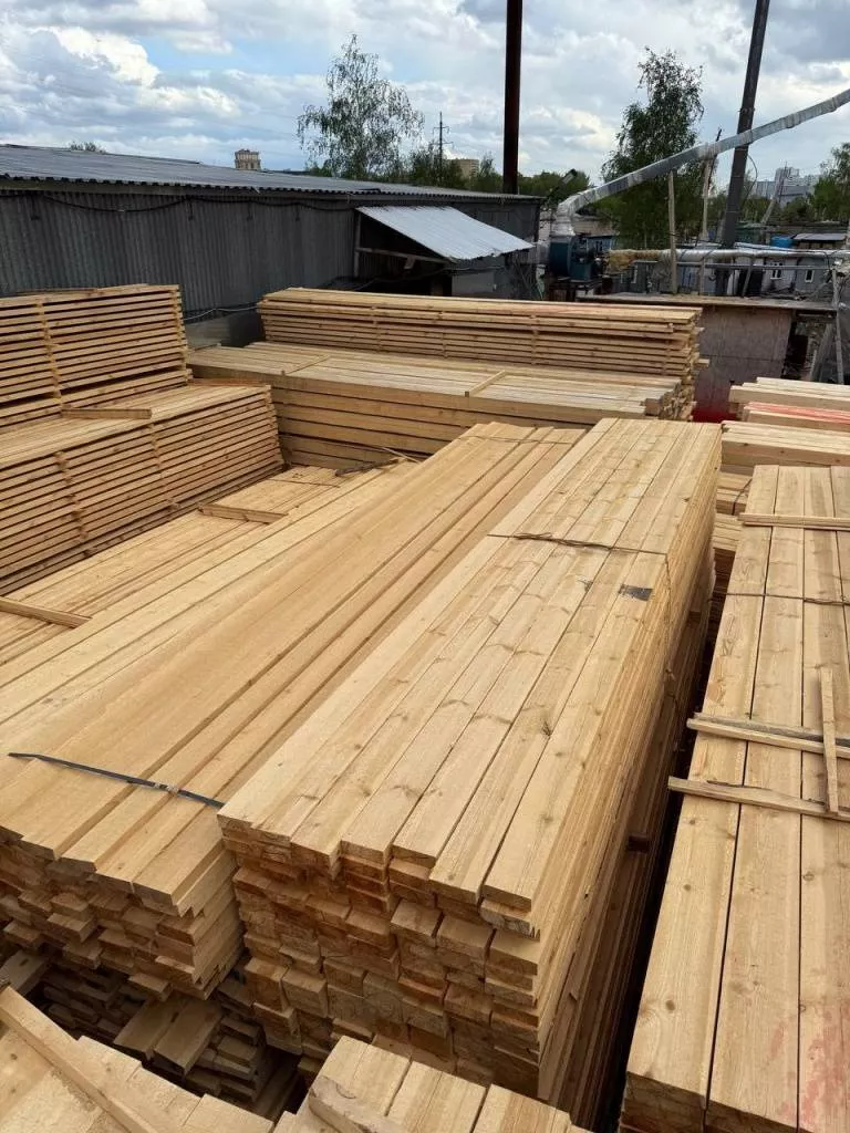 Обрезная доска на складе